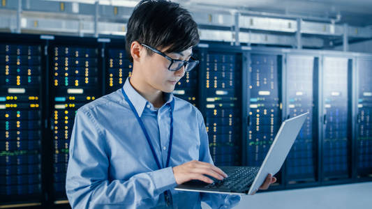 從水電到網絡 一張維修照片背后的技術轉型啟示